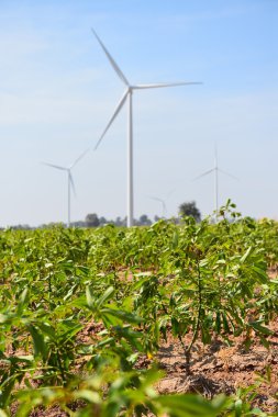 Bulutlu mavi gökyüzü arkaplanına karşı rüzgar türbini
