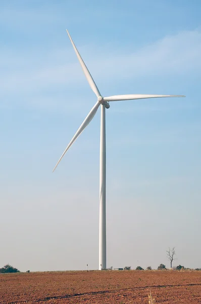 Turbina eólica contra fondo azul nublado del cielo —  Fotos de Stock