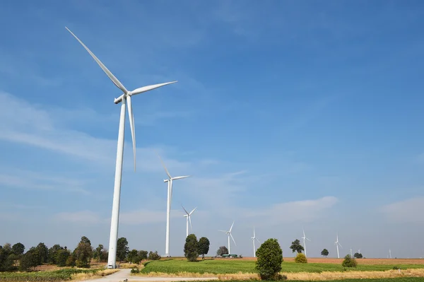 Turbina eólica contra fundo céu azul nublado — Fotografia de Stock