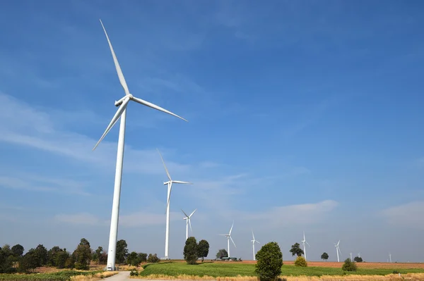 Ветряная турбина на фоне облачно-голубого неба — стоковое фото
