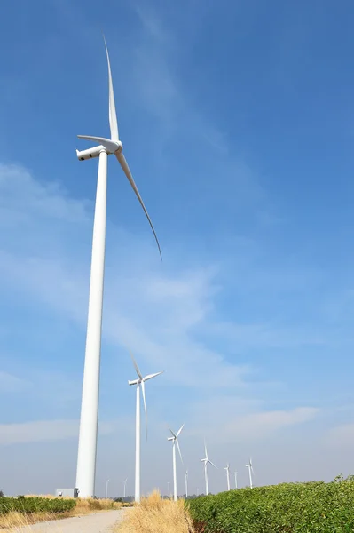 Éolienne sur fond de ciel bleu nuageux — Photo