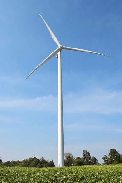 Windturbine tegen bewolkte blauwe lucht achtergrond — Stockfoto