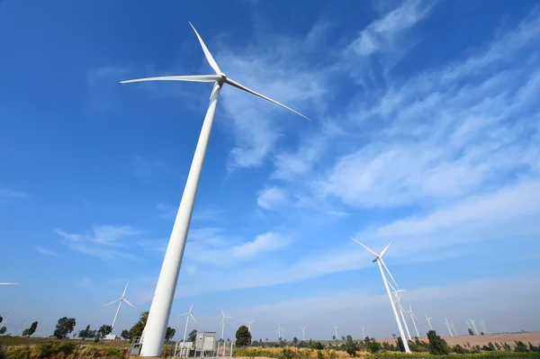 Windturbine tegen bewolkte blauwe lucht achtergrond — Stockfoto