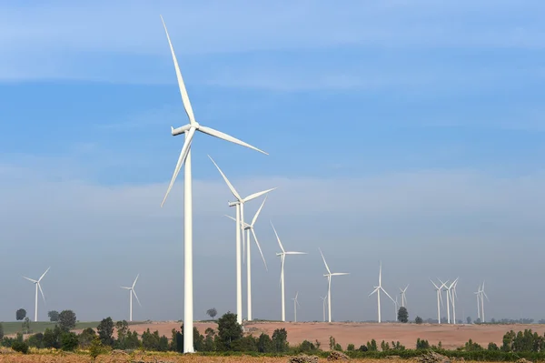 Ветряная турбина на фоне облачно-голубого неба — стоковое фото