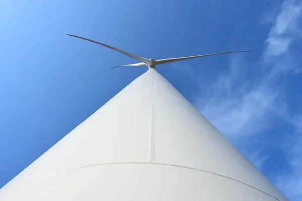 Turbina eolica contro nuvoloso sfondo cielo blu — Foto Stock