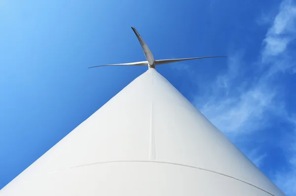 Wind turbine against cloudy blue sky background — Stock Photo, Image