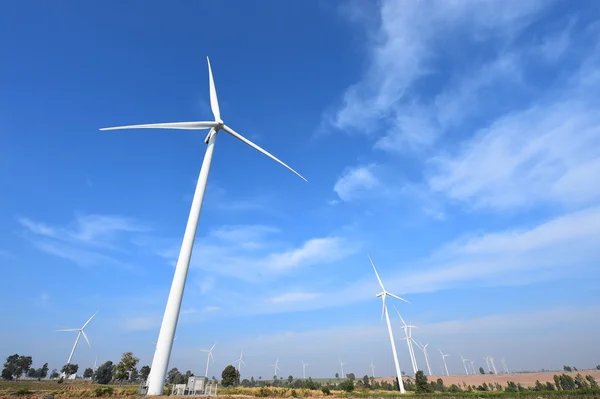 Windturbine tegen bewolkte blauwe lucht achtergrond — Stockfoto