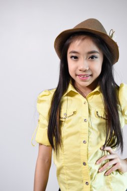 Gülümseyen sevimli küçük kız portresi