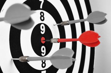 Gri arka plan üzerinde kırmızı Dart ile dart tahtası