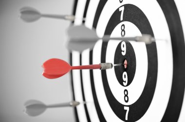 Gri arka plan üzerinde Dart ile dart tahtası