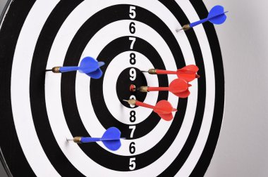 Gri arka plan üzerinde Dart ile dart tahtası