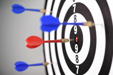 Gri arka plan üzerinde Dart ile dart tahtası