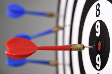 Gri arka plan üzerinde Dart ile dart tahtası