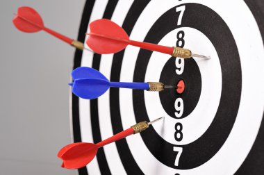 Gri arka plan üzerinde Dart ile dart tahtası