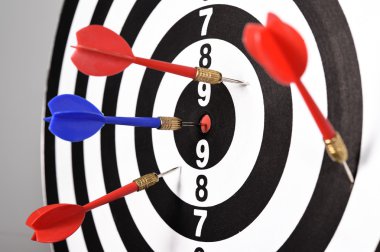 Gri arka plan üzerinde Dart ile dart tahtası