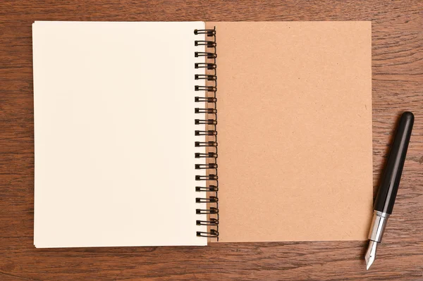 Öppna anteckningsbok och penna — Stockfoto