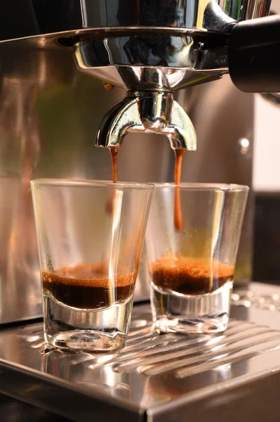 Máquina de café preparando xícara de café — Fotografia de Stock