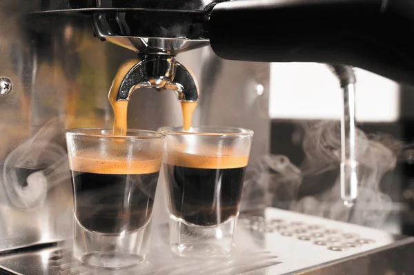 Máquina de café preparando xícara de café — Fotografia de Stock