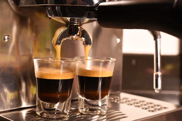 Kaffeemaschine bereitet Tasse Kaffee zu — Stockfoto