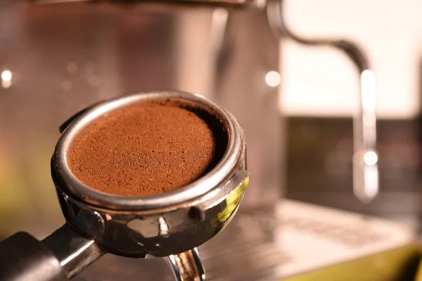 Taze çekilmiş kahve çekirdekleri metal filtre — Stok fotoğraf