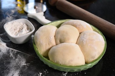 Taze pizza hamur ahşap tahta üzerinde küçük toplar