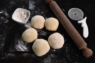 Taze pizza hamur ahşap tahta üzerinde küçük toplar