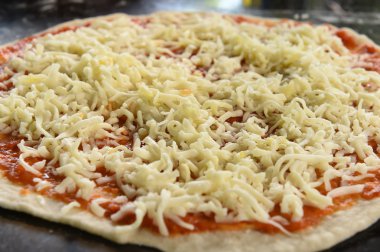 Peynirli Pizza ahşap tahta üzerinde taze
