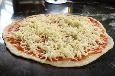 Peynirli Pizza ahşap tahta üzerinde taze