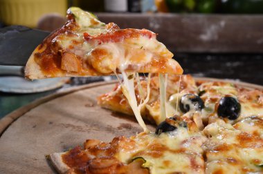 Tahtadaki pizza dilimi.