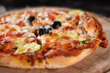 ahşap tahta üzerinde pizza.