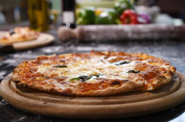 ahşap tahta üzerinde pizza.