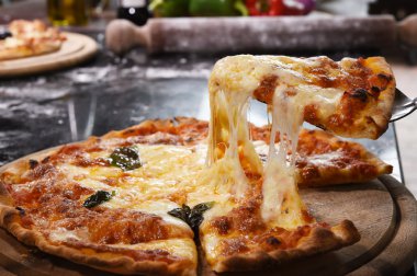 Tahtadaki pizza dilimi.