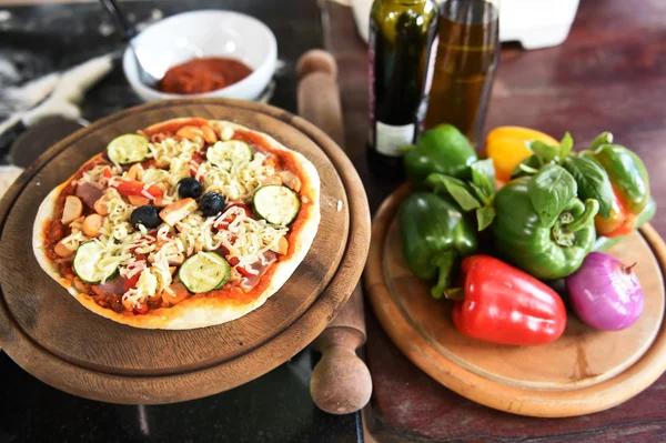 Ost på en nybakad pizza — Stockfoto