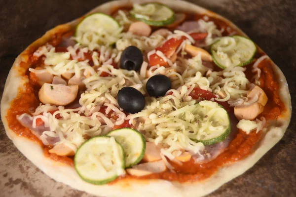 Taze hazırlanmış pizza peyniri — Stok fotoğraf