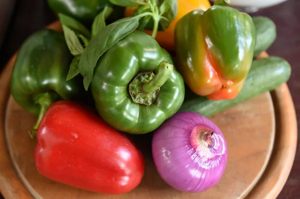 Ingredientes de pizza em placa de madeira — Fotografia de Stock