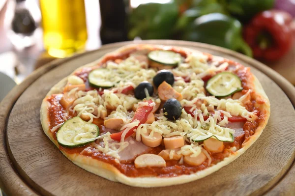Taze hazırlanmış pizza peyniri — Stok fotoğraf