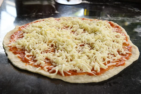 Peynirli Pizza ahşap tahta üzerinde taze — Stok fotoğraf