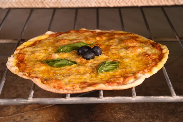 Pizza lokanta mutfağı fırında — Stok fotoğraf