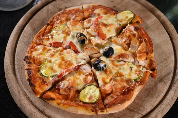 Pizza auf Holzbrett. — Stockfoto