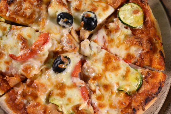 Pizza auf Holzbrett. — Stockfoto