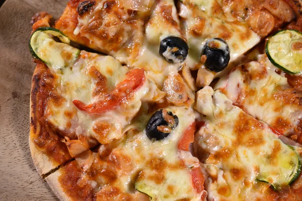 Pizza na desce. — Zdjęcie stockowe
