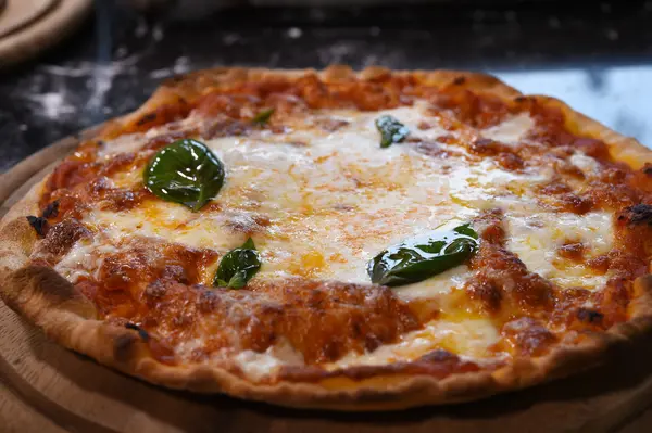 Pizza sobre tabla de madera . — Foto de Stock