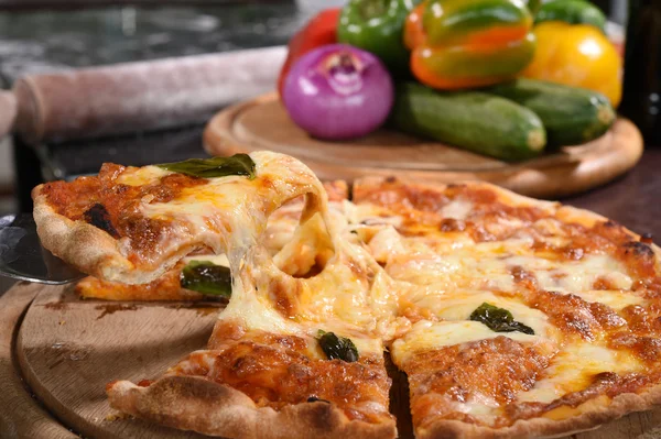 Pizza heben Scheibe auf Holzbrett — Stockfoto
