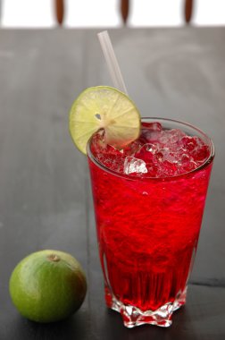 Kırmızı içecek limon