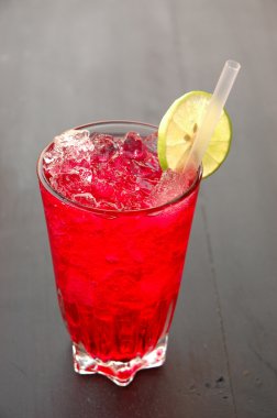 Kırmızı içecek limon