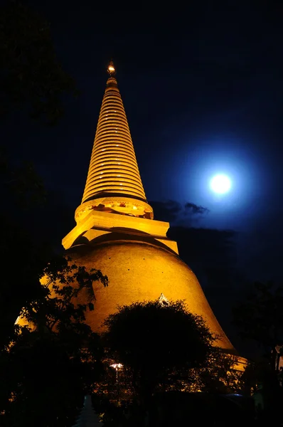 Phra Prathom Jedi w nocy — Zdjęcie stockowe