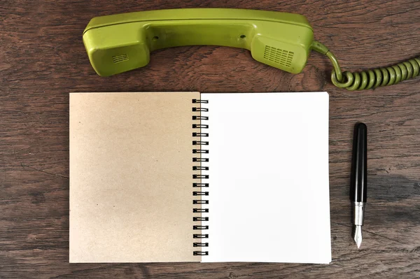 Винтажный ротационный телефон и ручка с ноутбуком — стоковое фото