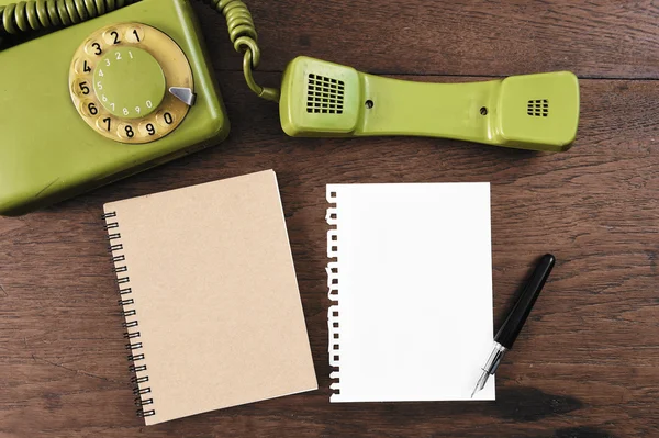 Винтажный ротационный телефон и ручка с ноутбуком — стоковое фото