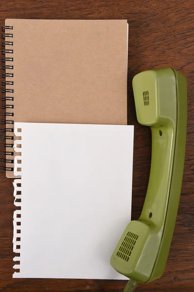 Vintage telefone rotativo e notebook — Fotografia de Stock