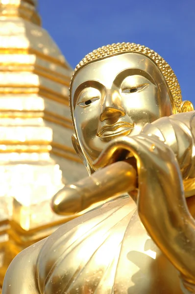 Zlatá pagoda s socha Buddhy, wat Phra že Doi Suthep, Thajsko — Stock fotografie